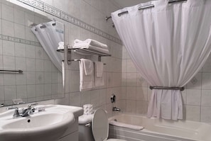 Combined shower/tub, free toiletries, towels