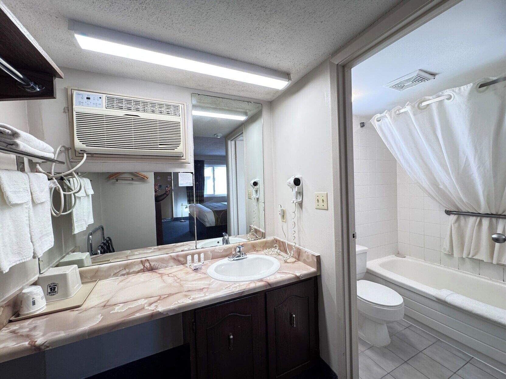 Bathroom | Combined shower/tub, free toiletries, bidet, towels
