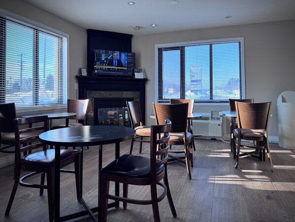 Dining - Super 8 by Wyndham Guelph (Guelph)