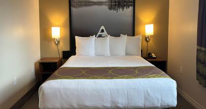 Super 8 by Wyndham Guelph