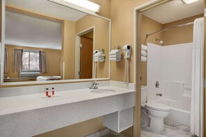 Ensemble douche/baignoire, articles de toilette gratuits, sèche-cheveux