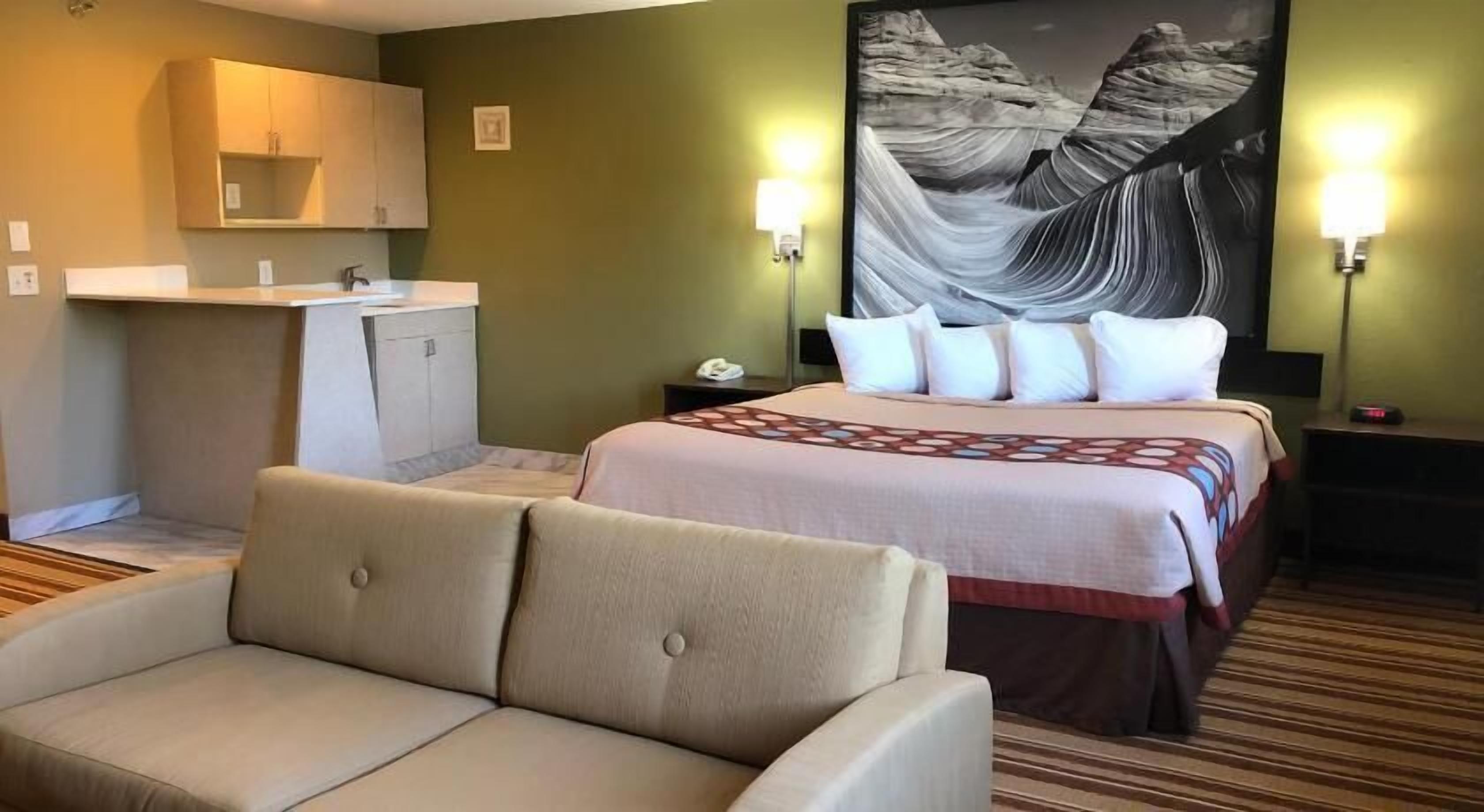 Escritorio, cortinas opacas, tabla de planchar con plancha y wifi gratis