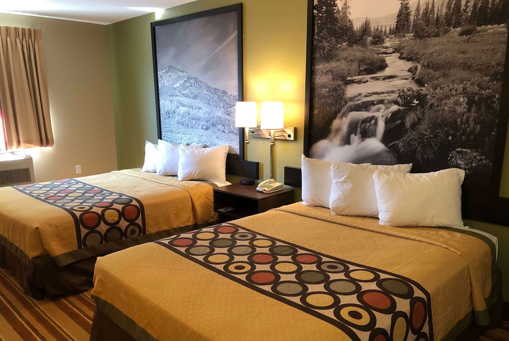 Escritorio, cortinas blackout y tabla de planchar con plancha 