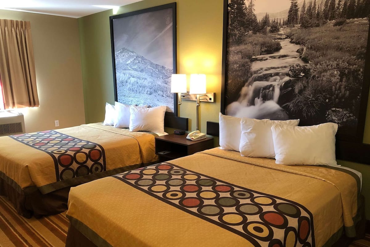 Escritorio, cortinas blackout y tabla de planchar con plancha