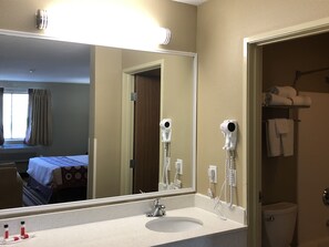 Combined shower/bathtub, free toiletries, hair dryer, towels - Super 8 by Wyndham S Jordan/Sandy/Slc Area (South Jordan)