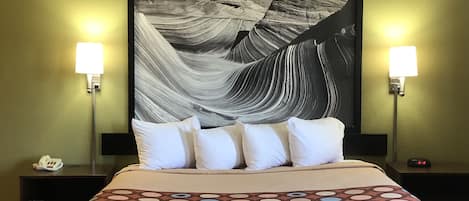 Escritorio, cortinas blackout y tabla de planchar con plancha