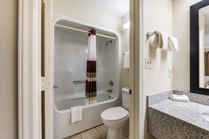 Combined shower/bathtub, free toiletries, hair dryer, towels