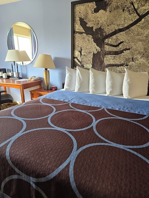 Room, 1 King Bed, Non Smoking | In-room safe, individually furnished, desk, blackout drapes