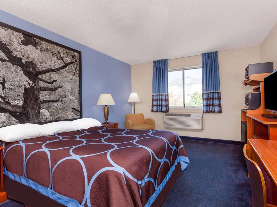 Caja de seguridad en la habitación, muebles diferentes y escritorio