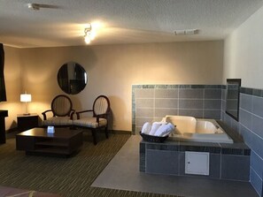 Suite estudio Deluxe, 1 cama King size, para no fumadores | Tina de hidromasaje privada