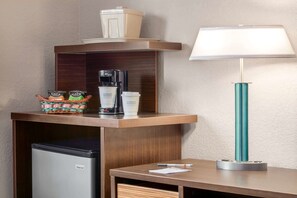 Habitación, con acceso para personas discapacitadas | Caja de seguridad en la habitación y escritorio 