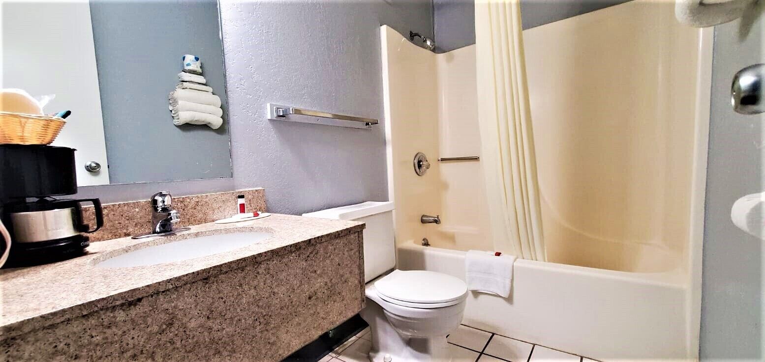 Kamer, 2 tweepersoonsbedden, roken | Badkamer | Een bad/douchecombinatie, gratis toiletartikelen, een haardroger