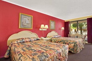 Escritorio, wifi gratis, ropa de cama y despertador 