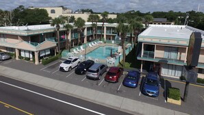 A hotel with a swimming pool, multiple parking spaces, and a street view. - Royal Palace Inn & Suites (Myrtle Beach)