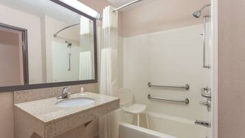 Tina con regadera, secadora de cabello, toallas, jabón