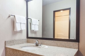 Chambre, 2 grands lits, non-fumeur | Salle de bain | Ensemble baignoire-douche, séchoir à cheveux, serviettes fournies, savon