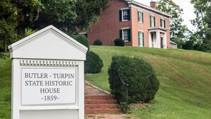 Una casa histórica con un cartel que indica que es la Casa Histórica Estatal Butler-Turpin de 1859.