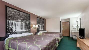 Une chambre d’hôtel avec deux lits, un grand tableau représentant une cascade, une télévision et une salle de bain avec un lavabo et un miroir.