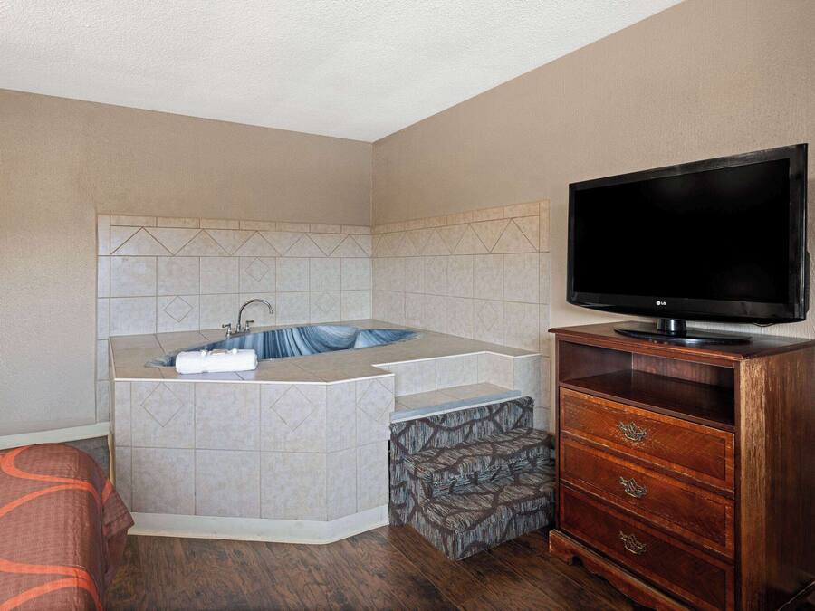 Deluxe Room, 1 King Bed, Smoking | Jetted bathtub