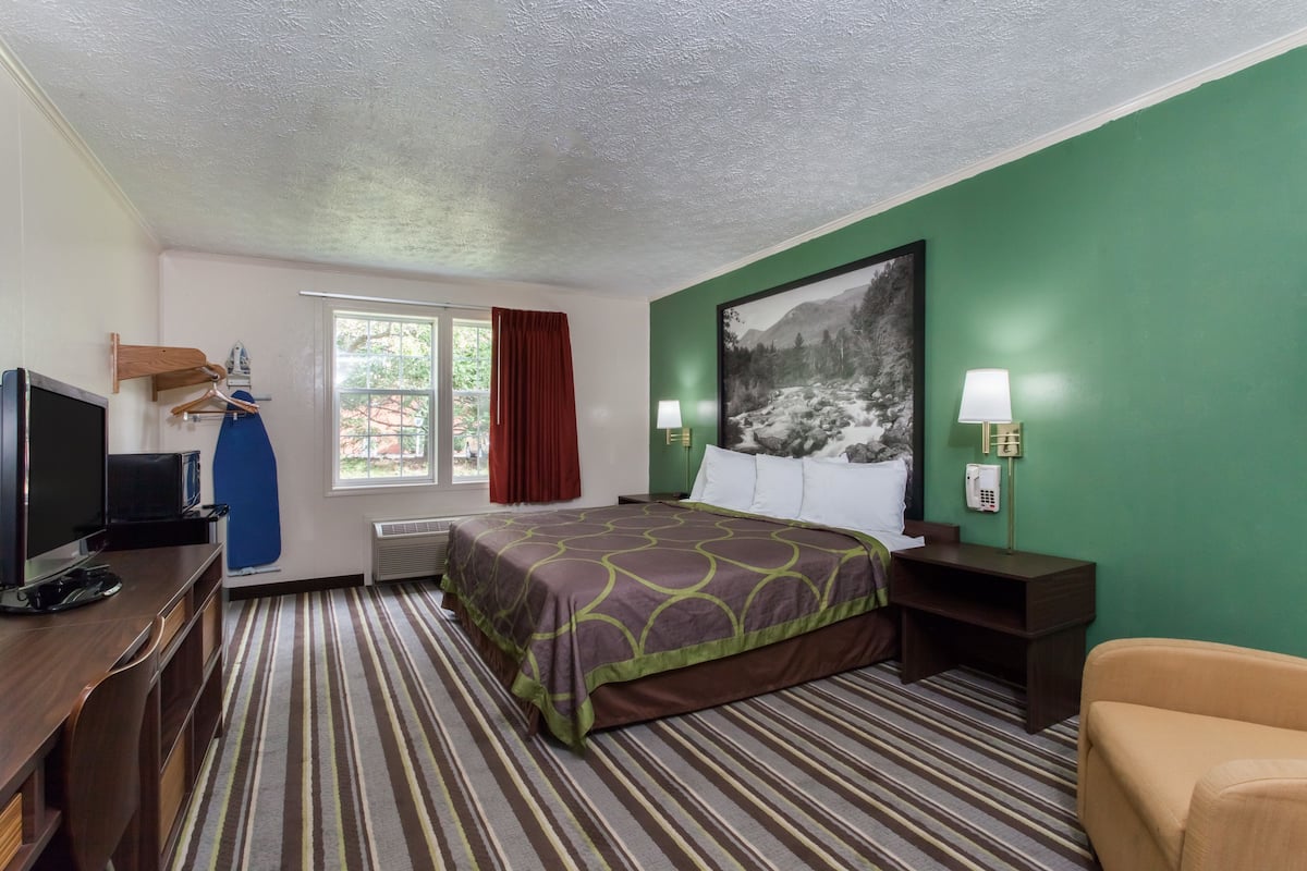 In-room safe, iron/ironing board, free WiFi, alarm clocks