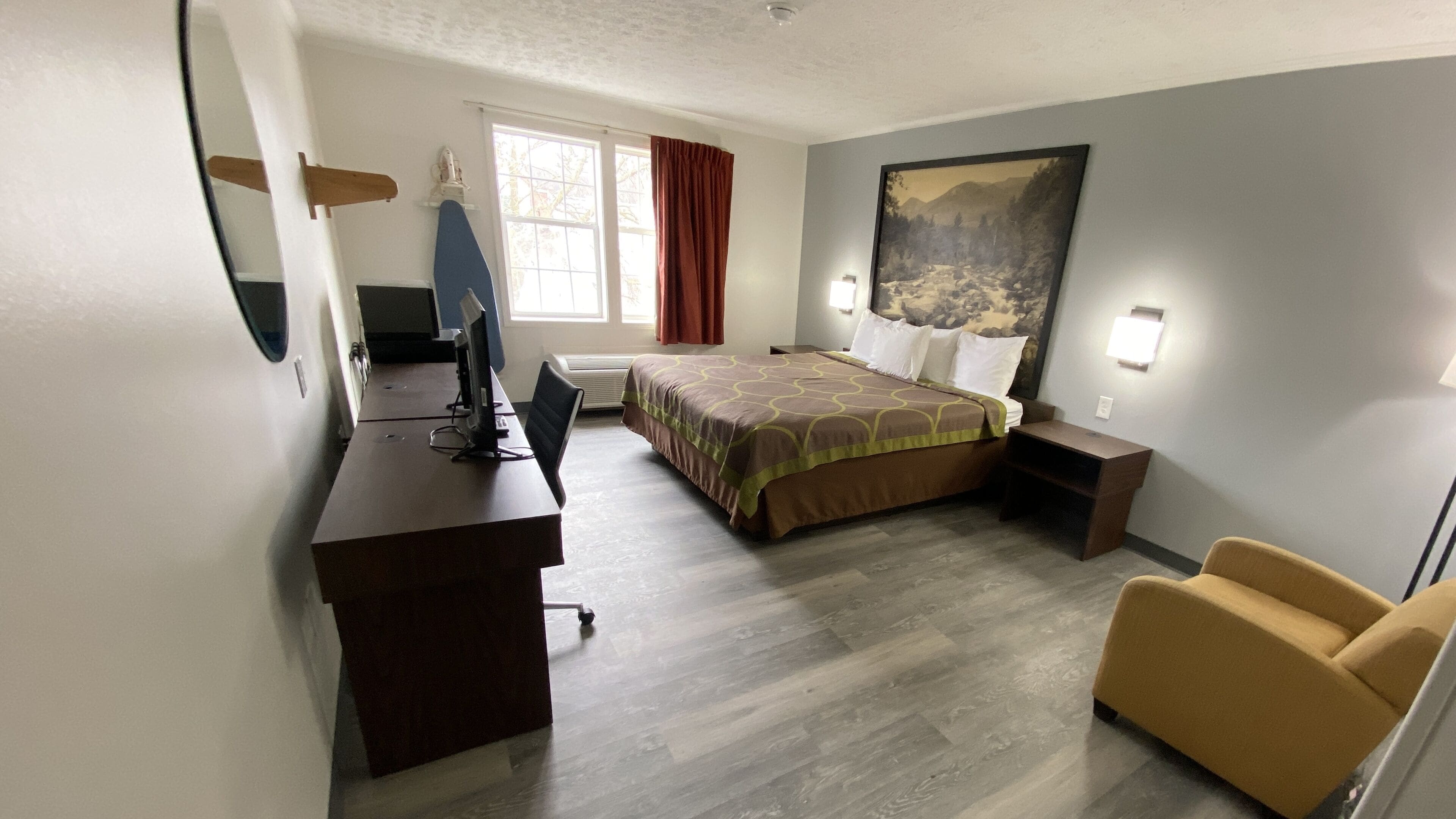 standard room, 1 king bed, non smoking | in-room safe, iron/ironing board, free wifi, alarm clocks