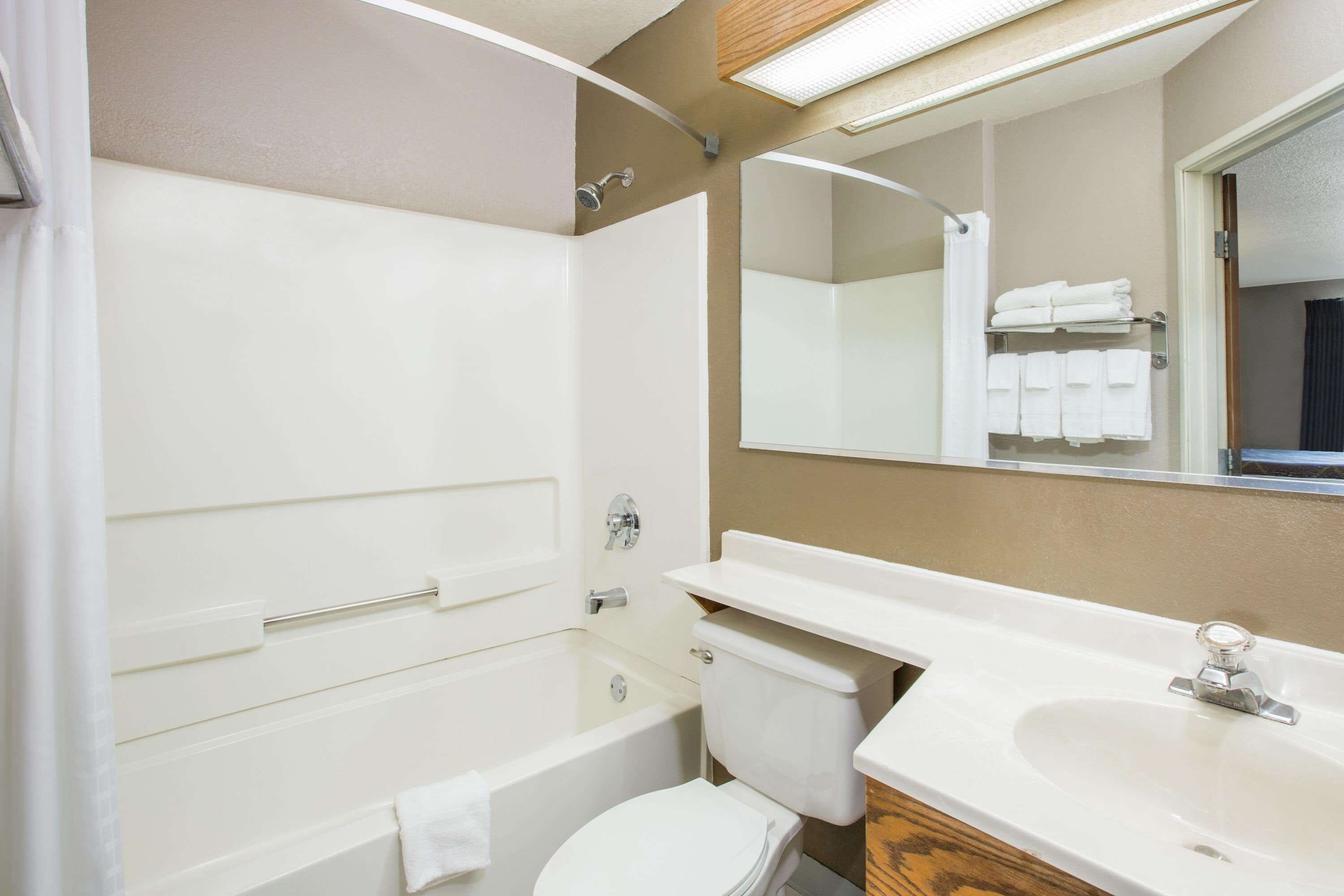 combined shower/bathtub, towels