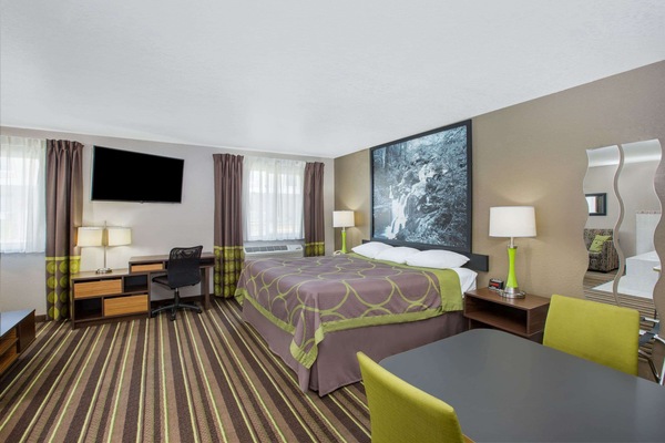 Deluxe Studio Suite, 1 King Bed, Non Smoking | Premium bedding, in-room safe, desk, free cribs/infant beds