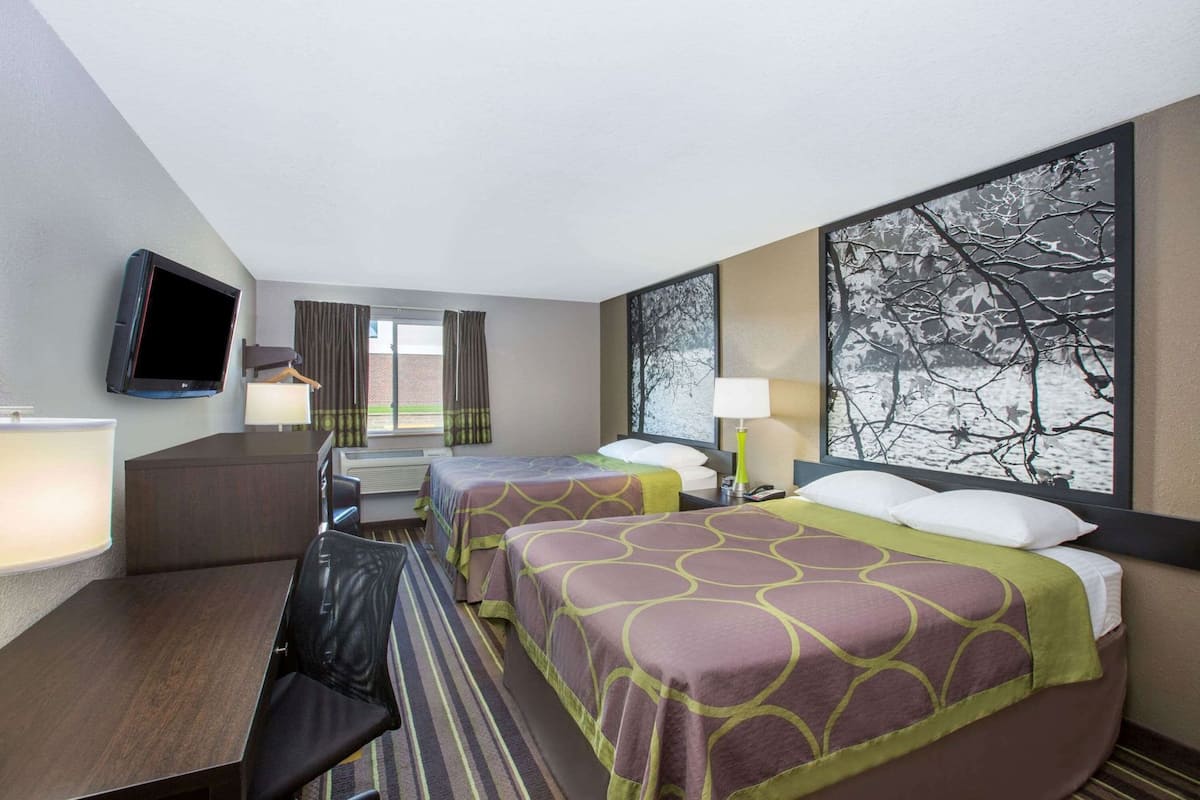 Premium bedding, in-room safe, desk, free cribs/infant beds