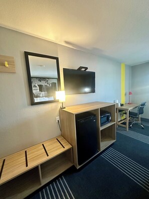 Cofres nos quartos, escrivaninha, espaço de trabalho para notebook