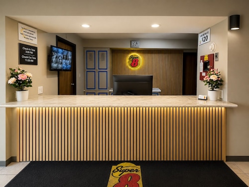 Super 8 by Wyndham Warrenton