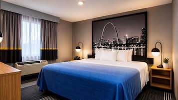 Standard Room, 1 Queen Bed | In-room safe, desk, laptop workspace, blackout drapes