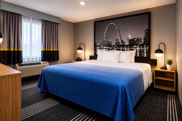 Standard Room, 1 Queen Bed | In-room safe, desk, laptop workspace, blackout drapes