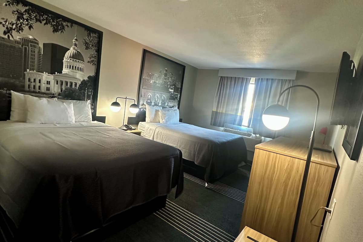 Kamar Standar, 2 Tempat Tidur Queen | Brankas, meja kerja, ruang kerja ramah laptop, dan tirai kedap cahaya