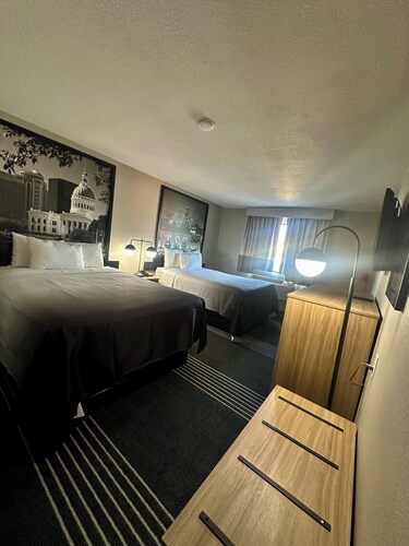 Super 8 by Wyndham Warrenton