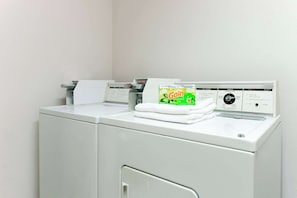 Kühlschrank, Mikrowelle, Wasserkocher mit Kaffee-/Teezubehör