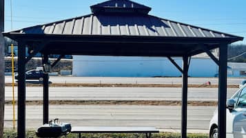 Vista frontal de la propiedad