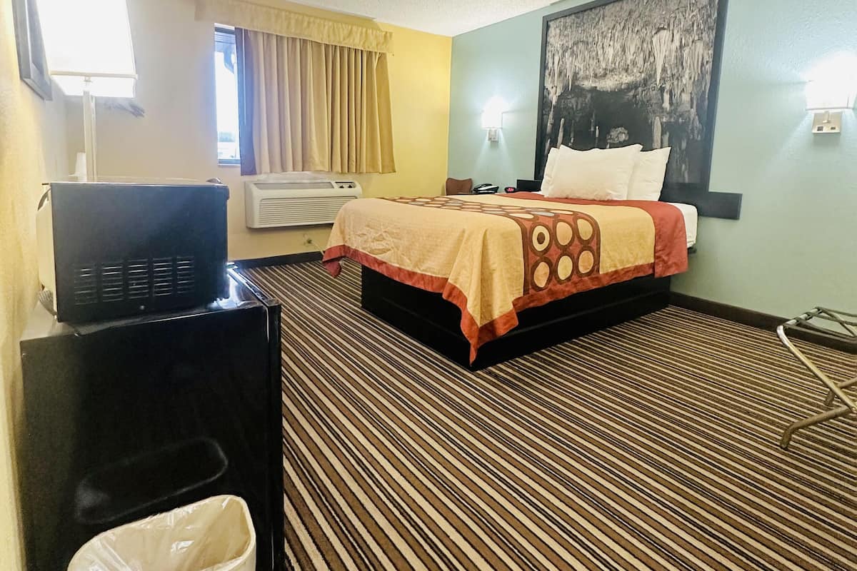 Room, 1 Katil Ratu (Queen), Accessible, Non Smoking | Peti besi dalam bilik, meja, ruang kerja komputer riba