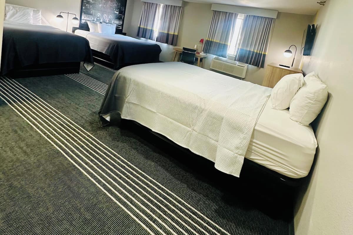 Kamar, Beberapa Tempat Tidur, Bebas Asap Rokok (3 Queen Beds) | Brankas, meja kerja, ruang kerja ramah laptop, dan tirai kedap cahaya