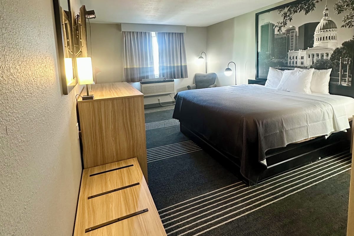 Brankas, meja kerja, ruang kerja ramah laptop, dan tirai kedap cahaya