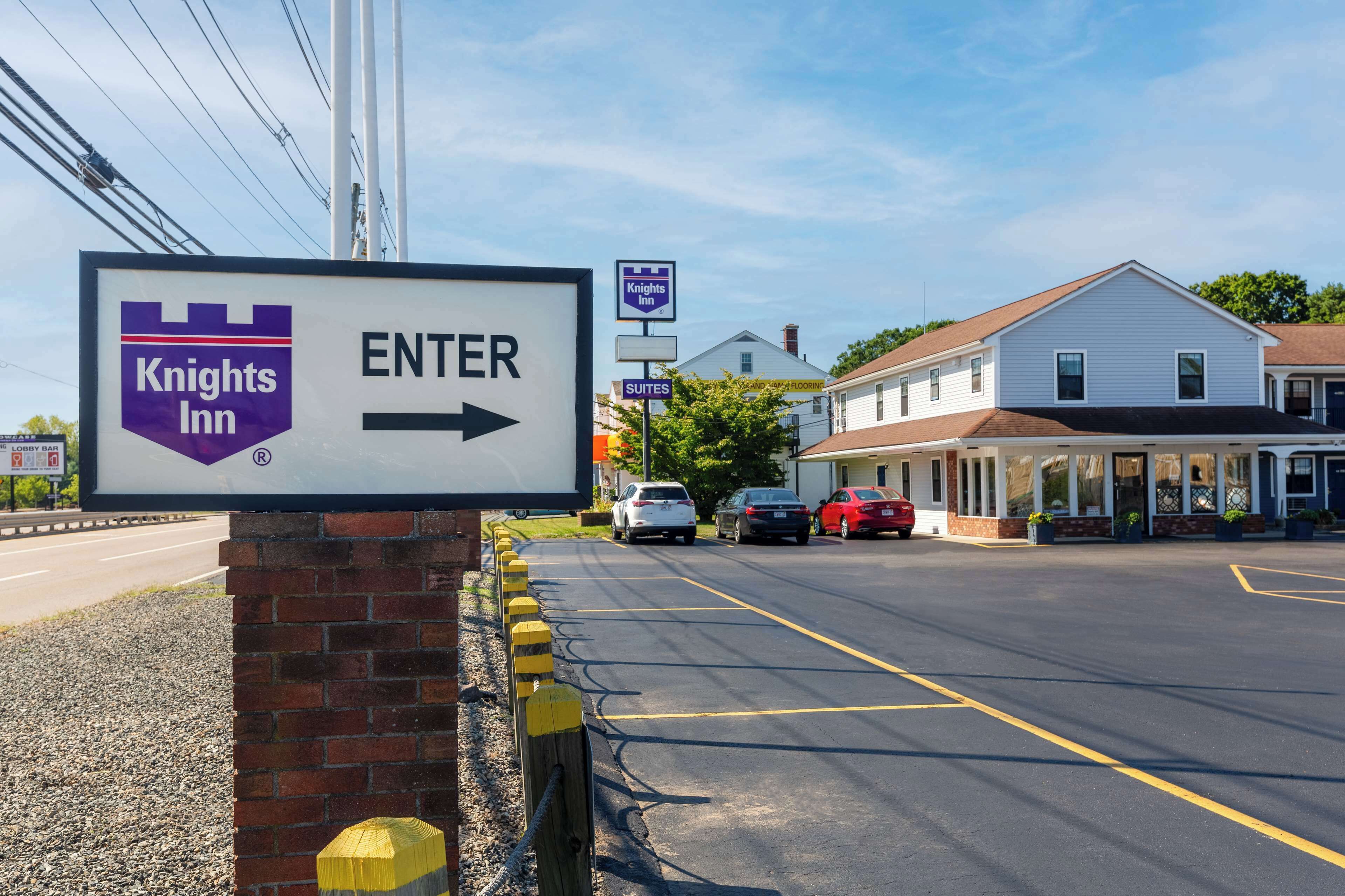 A Knights Inn sign with an arrow pointing to the right, indicating the direction to enter.