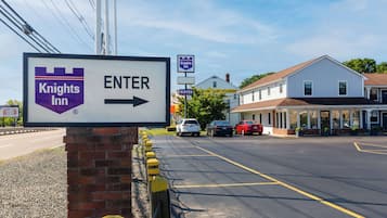 A Knights Inn sign with an arrow pointing to the right, indicating the direction to enter.