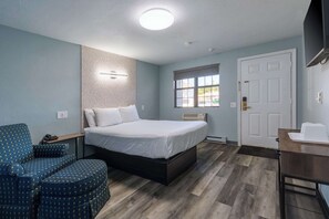 Chambre, 1 grand lit | Bureau, fer et planche à repasser, lits bébé (gratuits)
