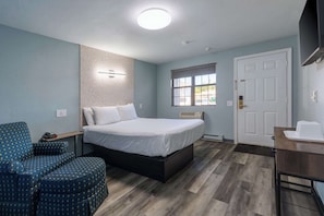 Chambre, 1 grand lit | Bureau, fer et planche à repasser, lits bébé (gratuits)