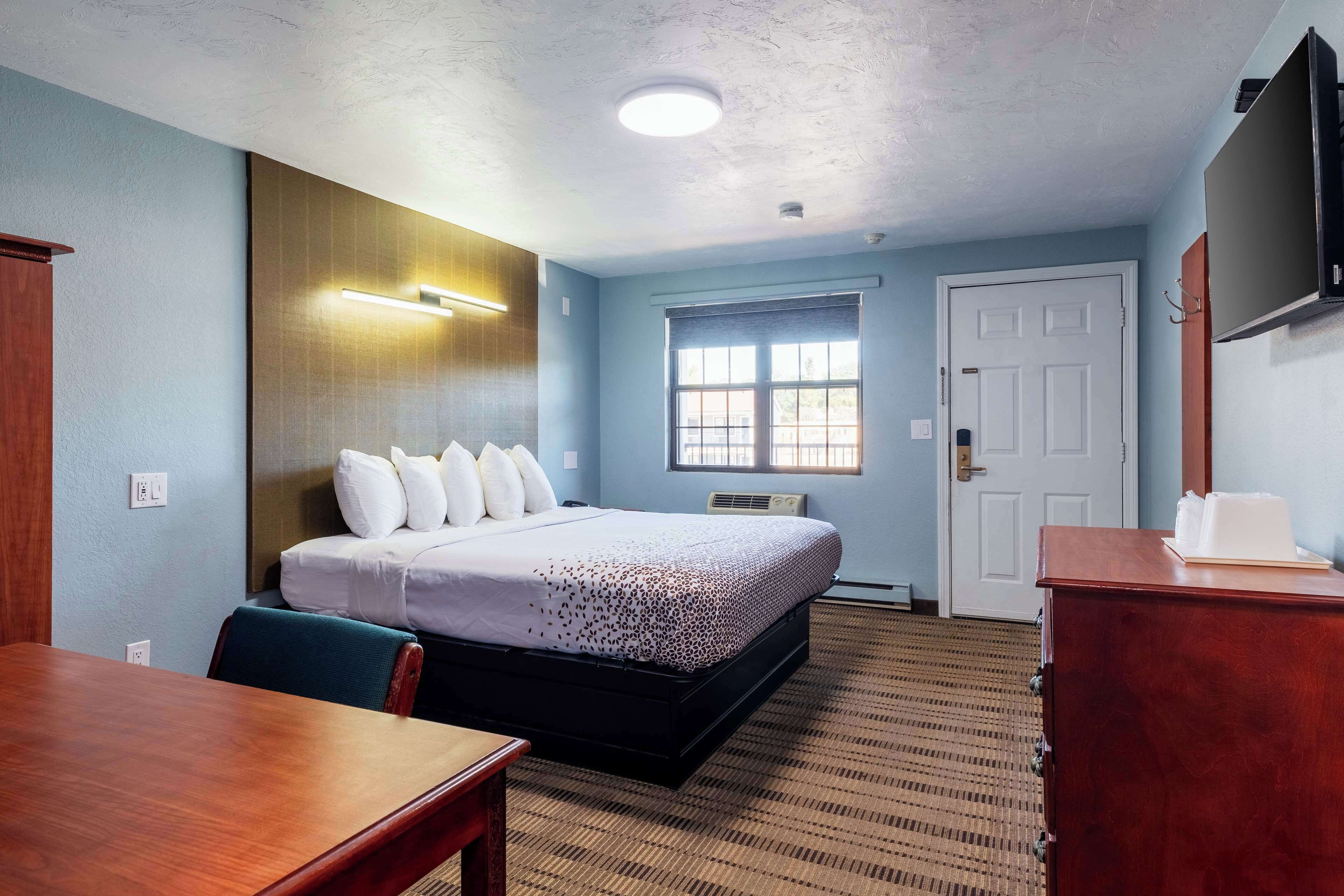 デスク、アイロン / アイロン台、ベビーベッド (無料)、可動式ベッド