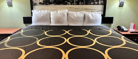 Skrivebord, blendingsgardiner og strykejern/-brett