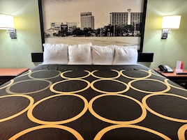 Escrivaninha, cortinas blackout, ferros/tábuas de passar roupa