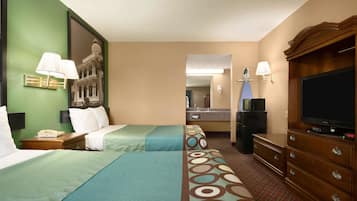 Habitación de hotel con dos camas, un televisor, un aparador y un baño visible a través de una puerta abierta.