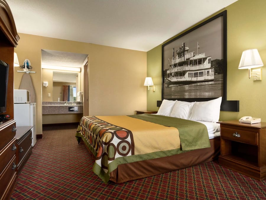 Escritorio, cortinas blackout y tabla de planchar con plancha