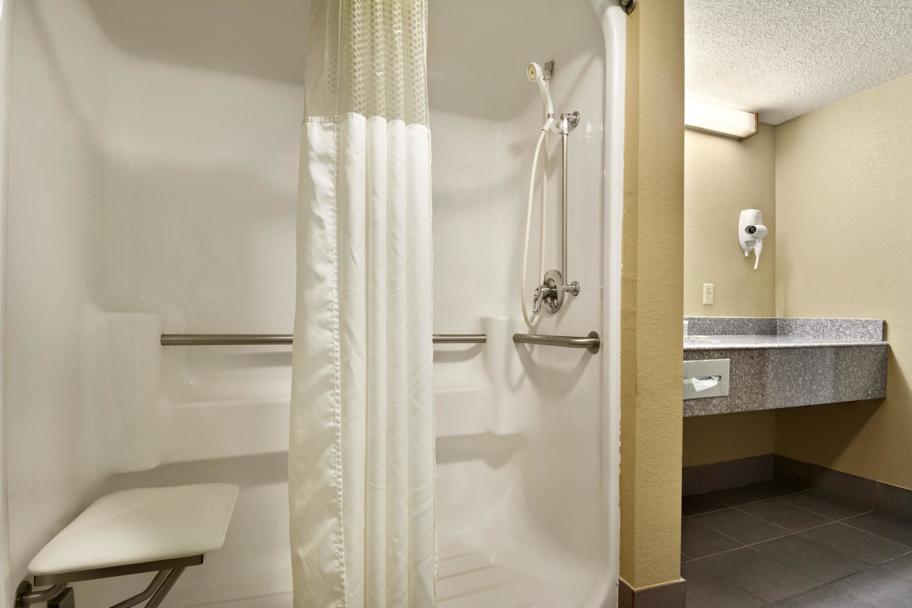 Combined shower/tub, hair dryer, towels
