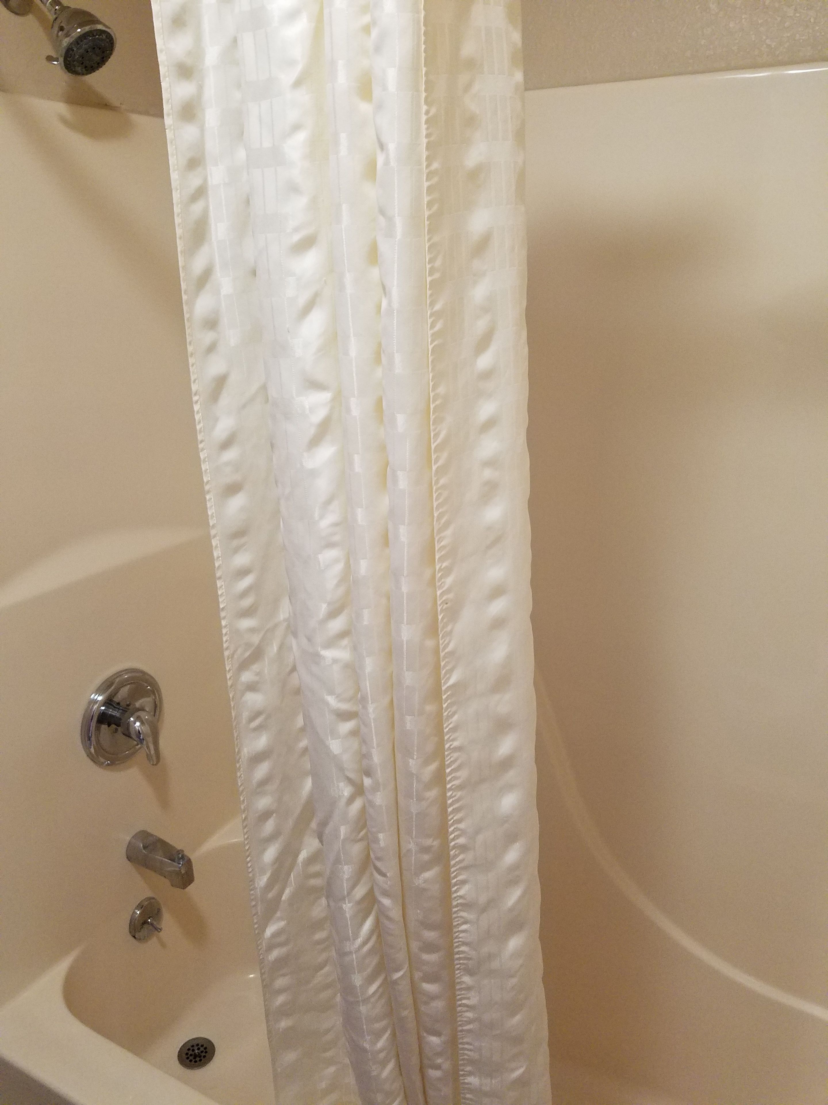 Combined shower/bathtub, free toiletries, towels
